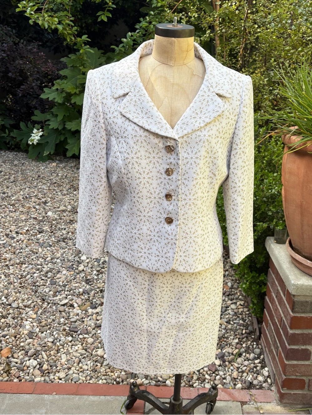 Tahari Arthur S. Levine eyelet 2-piece skirt suit set - Size 10P